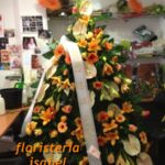 Corona de flores tonos cremas, naranjas y rosados