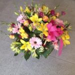 CESTA DE FLORES VARIADAS PRIMAVERAL