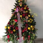 CORONA DE FLORES VARIAS EN COLORES ROSADOS Y AMARILLOS