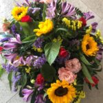 centro de flores morado y amarillo