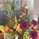 CESTA CON FRUTAS Y FLORES