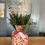 Ramo de tulipanes con base de cartón corazones