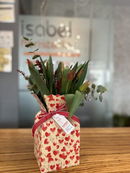 Ramo de tulipanes con base de cartón corazones
